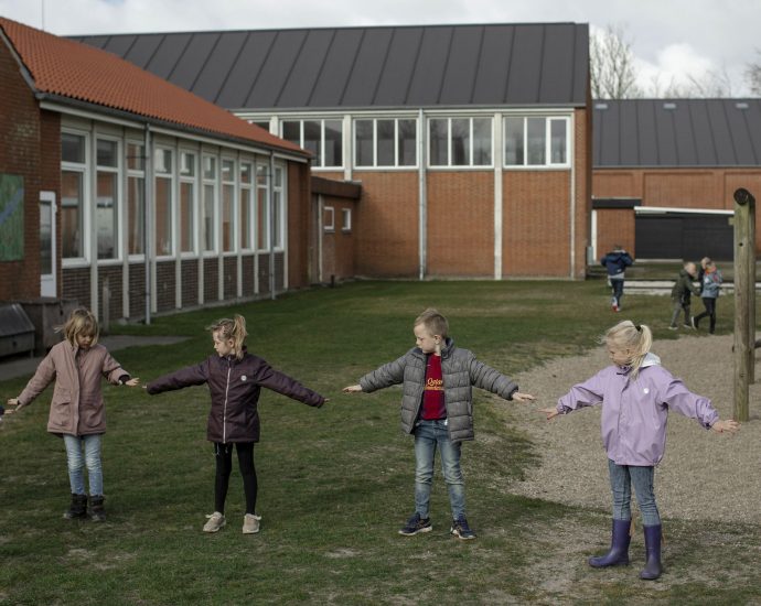 Bagaimana Sekolah yang dibuka Kembali di Denmark Memisahkan Anak-Anak Dengan Aman?